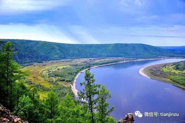 夕阳映照下的黑龙江,演员A的岸边沉思