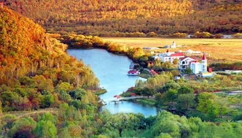 夕阳映照下的黑龙江，演员A的岸边沉思
