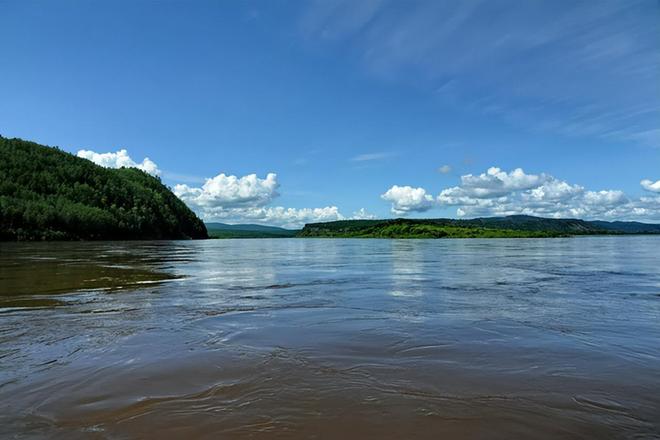 夕阳映照下的黑龙江,演员A的岸边沉思